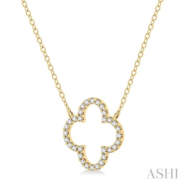 1 4 Ctw Clover Round Cut Diamond Necklace in 14K Yellow Gold For Sale