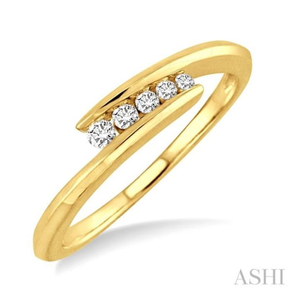 1 10 Ctw Round Cut Diamond Journey Ring in 10K Yellow Gold For Sale