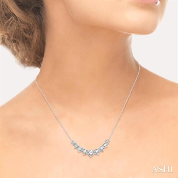 1 2 Ctw Graduated Diamond Smile Necklace in 14K White Gold Online now