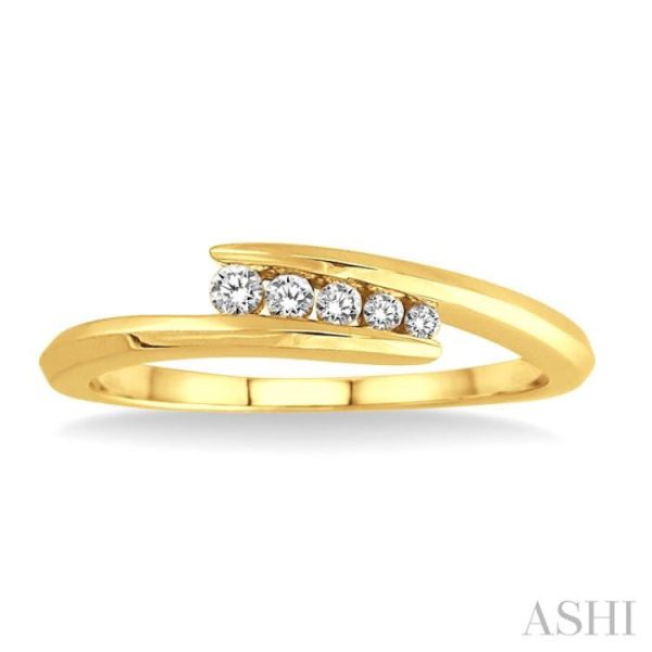 1 10 Ctw Round Cut Diamond Journey Ring in 10K Yellow Gold For Sale