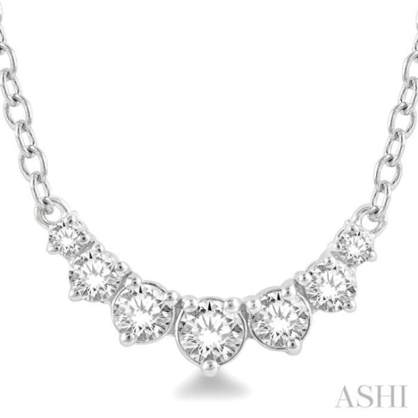 1 4 Ctw Graduated Diamond Smile Necklace in 14K White Gold Online Hot Sale